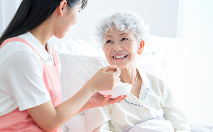 おかゆを食べる女性